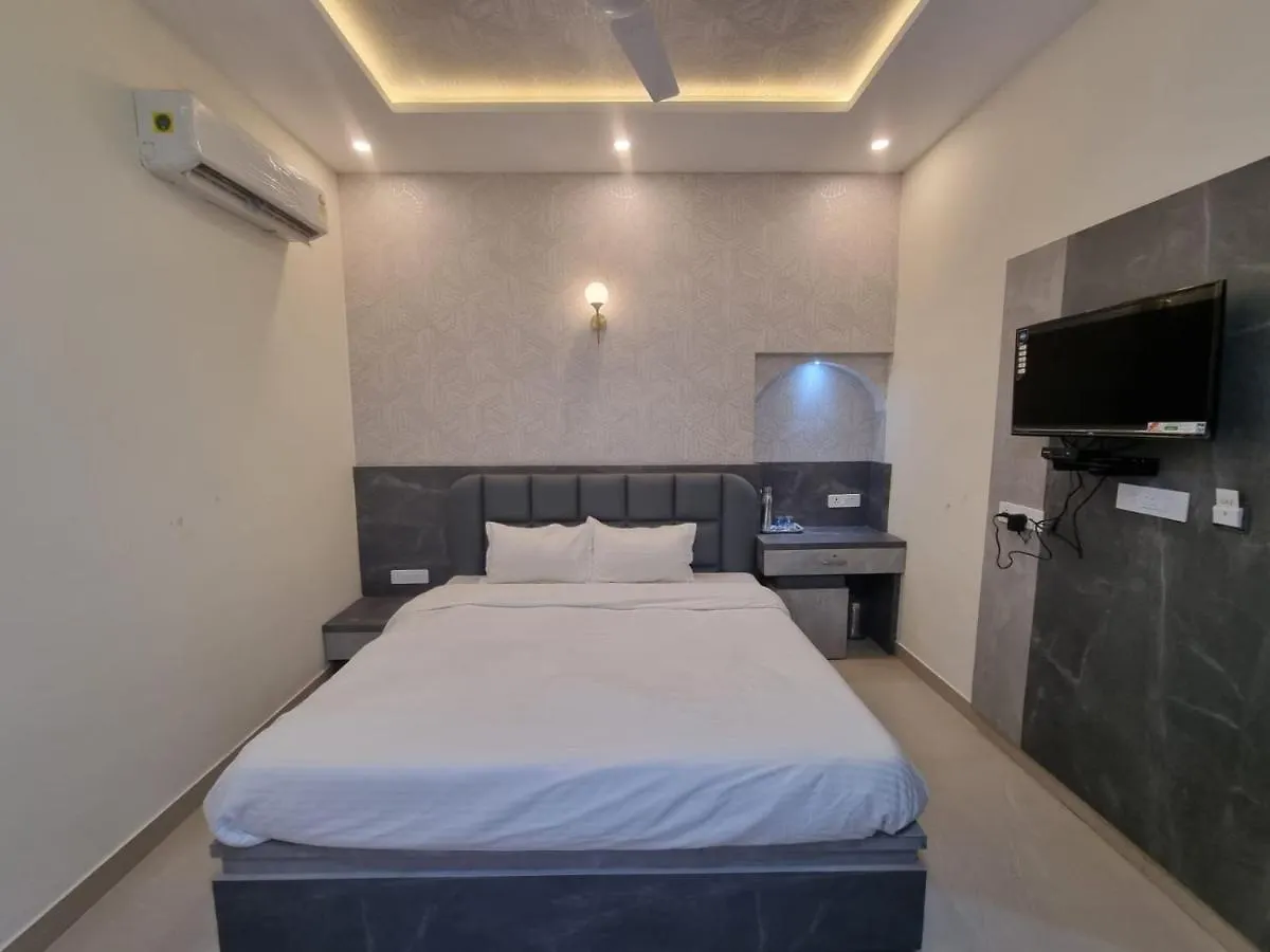 Privatunterkunft Green Villa - Peaceful Location, Luxury Rooms - 200 Meters From Bus Stand & 500 Meters From Udaipur City Railway Station Indien